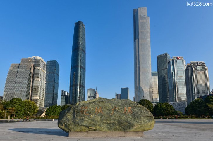花城广场上的广州国际金融中心西塔与东塔